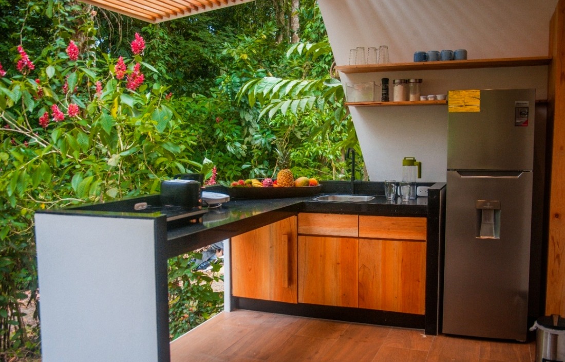 Cocina propia al aire libre, entre flores