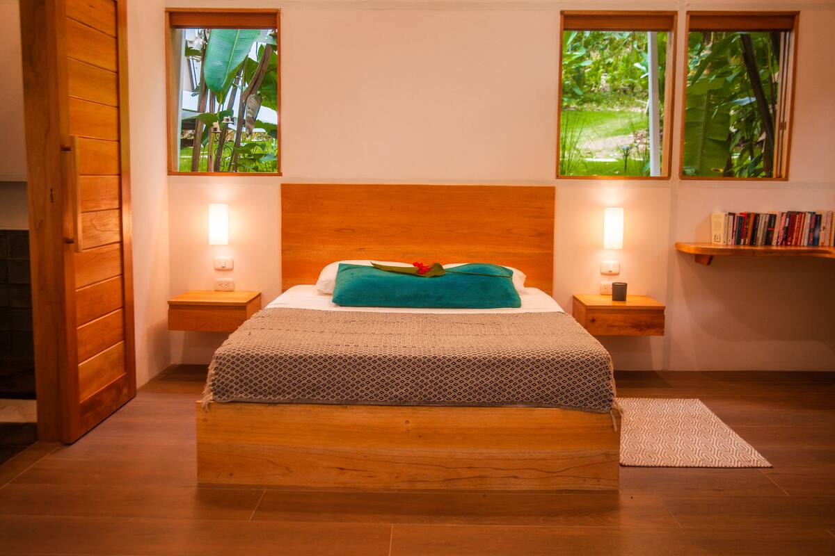 Habitación de madera con vista al jardín