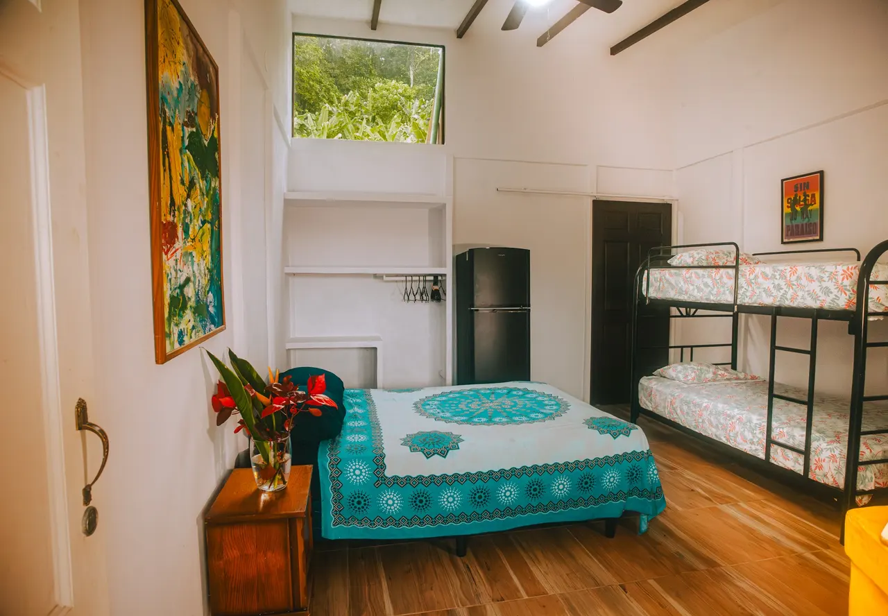 Habitación con cama doble y camarote