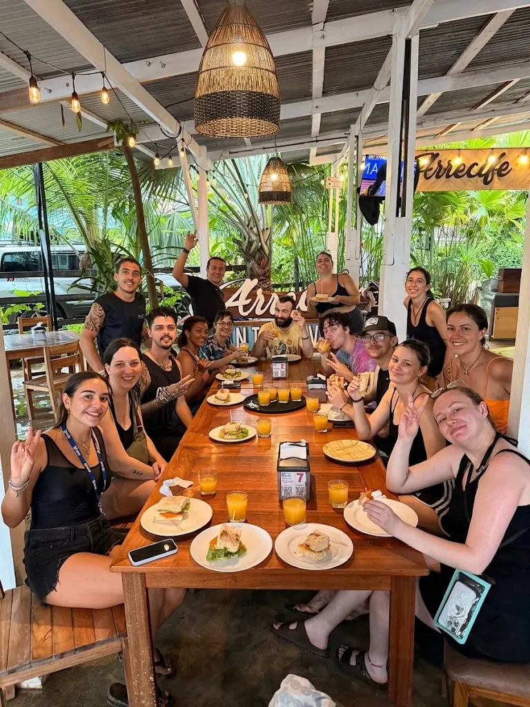 Grupo de voluntarios compartiendo una comida en la mesa larga del comedor