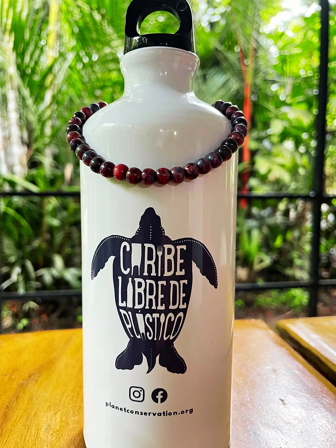 Botella reutilizable con la tortuga de Caribe Libre de Plástico, sobre una mesa