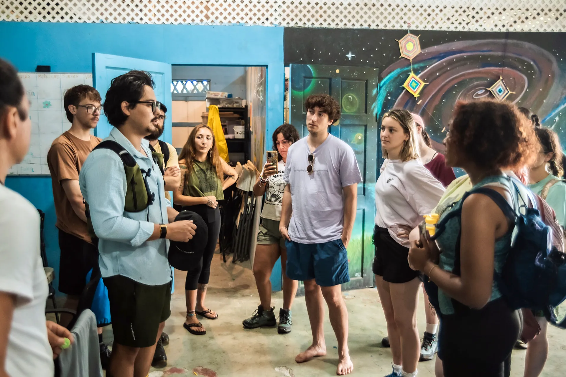 Grupo de visita en un centro comunitario con murales